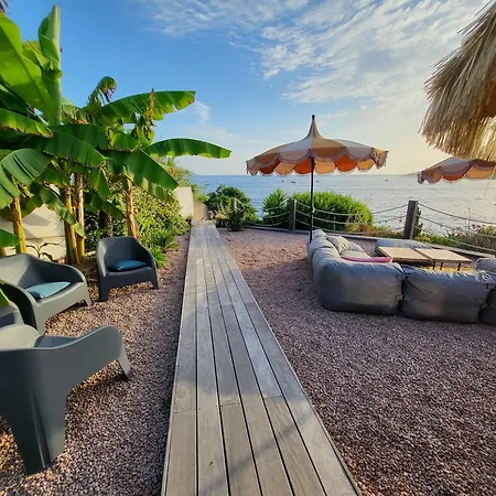 Villa Pieds Dans L'eau Avec Acces Et Jacuzzi